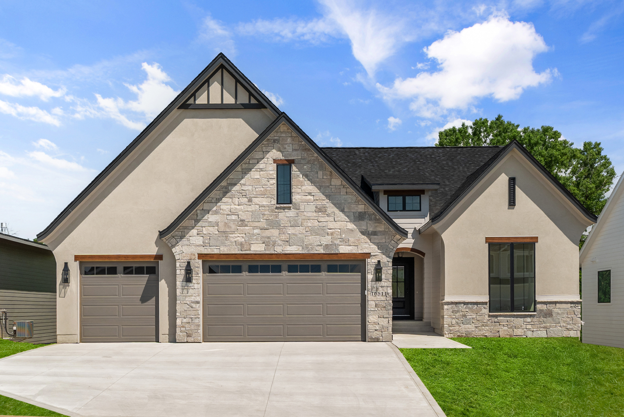 16511 Ironwood Ln, Urbandale, IA 001