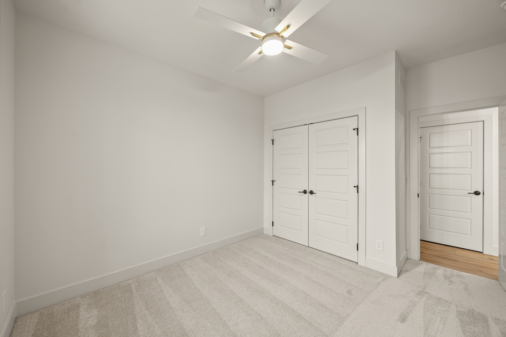 8380 Edgewood Ct, West Des Moines, IA 005